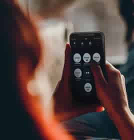 commande bluetooth enceinte integree et pergolas biocmlimatique