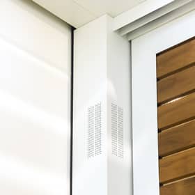 détails enceintes intégrées dans une pergola