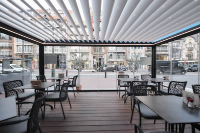 Terrasse couverte à lames coulissantes