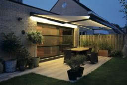 stores bannes avec éclairage intégré