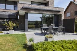 stores encastrés sur façade de villa